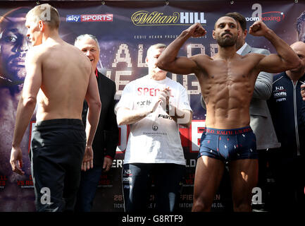 Kell Brook und Kevin Bizier (links) beim Einwiegen in den Winter Gardens, Sheffield. Stockfoto