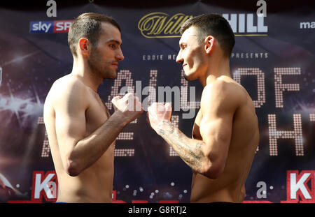 Kell Brook / Kevin Bizier wiegen-in - Winter Gardens. Leigh Wood (rechts) und Lee Glover beim Einwiegen in den Winter Gardens, Sheffield. Stockfoto