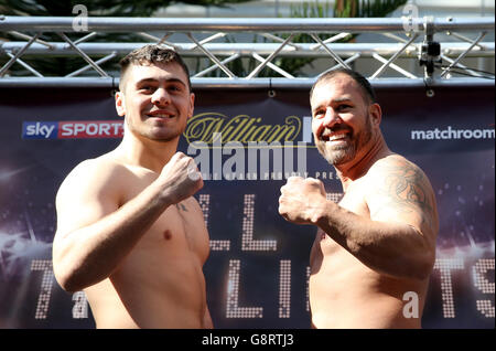 David Allen (links) und Jason Gavern während der Einwaage in den Winter Gardens, Sheffield. Stockfoto