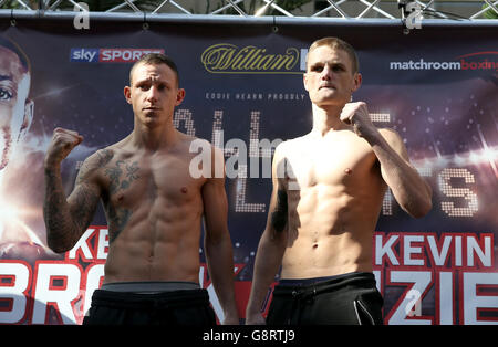 Kell Brook / Kevin Bizier wiegen-in - Winter Gardens. Craig Poxton (links) und Andy Townend während der Einwaage in den Winter Gardens, Sheffield. Stockfoto