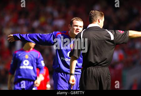 Fußball - FA Barclays Premiership - Liverpool / Manchester United - Anfield. Wayne Rooney von Manchester United argumentiert mit Schiedsrichter Rob Styles Stockfoto