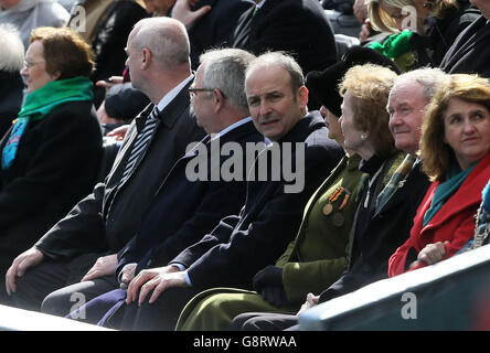 Fianna Fail Anführer Micheal Martin (Mitte) bei den 100-Jahr-gedenkfeiern zum Osteraufstand 1916 in Dublin. Stockfoto