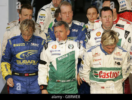 Die Rallyefahrer Henning Solberg (unten rechts), Colin McRae (oben rechts), Petter Solberg (unten links) und die Mitfahrer Nicky Grist (vorne in der Mitte) und Philip Mills (oben in der Mitte) beobachten eine Minuten Stille im Millennium-Stadion für den Tod von Michael Park am Ende der Rallye Großbritannien in Wales, Sonntag, 18. September 2005. Markko Martins Co-Fahrer Park starb bei einem Unfall in ihrem Peugeot 307 WRC auf der Margam Park-Etappe der Rallye. Siehe PA Story AUTO Rally Death. DRÜCKEN SIE VERBANDSFOTO. Bildnachweis sollte lauten: PA. Stockfoto