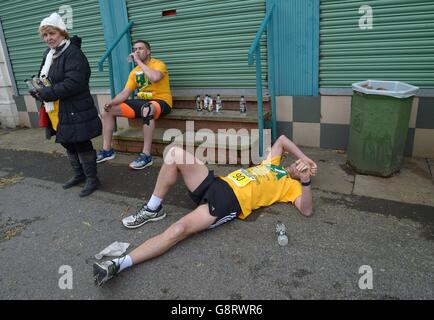 Müde Konkurrenten erholen sich im Ziel während der Kohlemeister-Weltmeisterschaft in Gawthorpe, West Yorkshire. Stockfoto