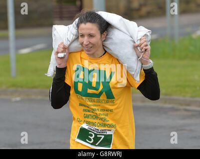 Penny Ditchfield gewinnt das Damenrennen während der Kohlemeister-Weltmeisterschaft in Gawthorpe, West Yorkshire. Stockfoto