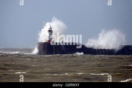 Wellen schlagen den Leuchtturm in Newhaven in East Sussex, wo Sturm Katie starke Winde und raues Wasser brachte. Stockfoto