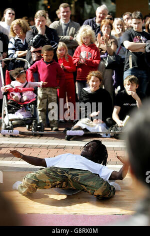 Afrikanische Straßenunterhalter führen am Sonntag, den 18. September 2005, in der Grafton Street, Dublin, eine Turnvorführungvor der Öffentlichkeit auf. DRÜCKEN SIE VERBANDSFOTO. Das Foto sollte lauten: Cathal McNaughton/PA Stockfoto