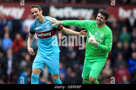 West Ham United All Stars' Chris Cohen (links) und West Robert Hatton von Ham United Stockfoto