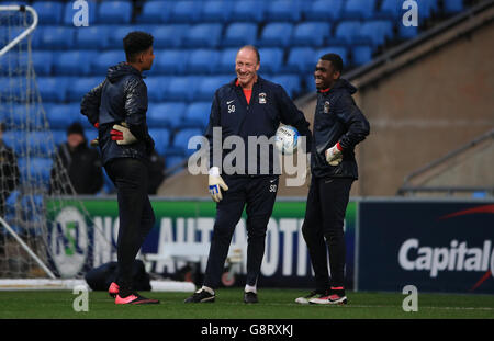 Coventry City / Colchester United - Sky Bet League One - Ricoh Arena. Torwarttrainer Steve Ogrizovic von Coventry City spricht mit Reice Charles-Cook von Coventry City (rechts) und Corey Addai (links) Stockfoto