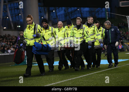 Torhüter der Republik Irland Rob Elliot wird während eines Internationalen Freunds im Aviva Stadium, Dublin, vom Spielfeld aus dehnt. Stockfoto