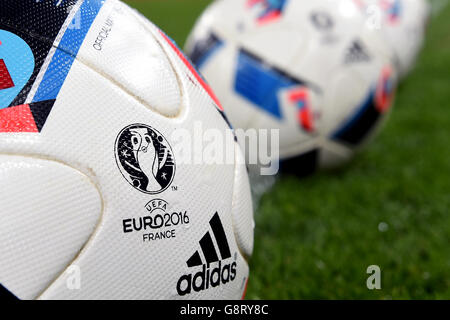 Ukraine - Wales - Internationale freundlich - NSC Olimpiyskiy. Offizielle Euro 2016-Fußbälle Stockfoto