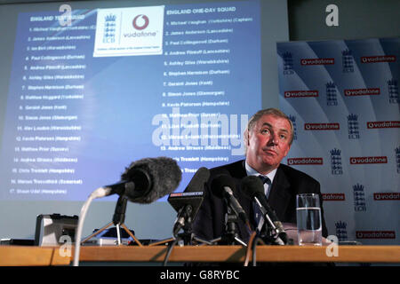 Der Vorsitzende des Auswahlausschusses David Graveney spricht während einer Pressekonferenz am Lord's Cricket Ground, St John's Wood, London, Montag, 19. September 2005, um die England-Mannschaft anzukündigen, Pakistan im Oktober zu bereisen. DRÜCKEN Sie VERBANDSFOTO. Bildnachweis sollte lauten: Lindsey Parnaby/PA. Stockfoto