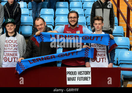 Aston Villa gegen Chelsea - Barclays Premier League - Villa Park. Aston Villa Fans mit Lerner raus! Schals während des Spiels der Barclays Premier League im Villa Park, Birmingham. Stockfoto