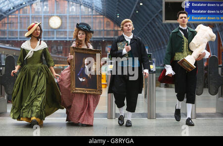 NUR FÜR REDAKTIONELLE VERWENDUNG (von links nach rechts) Darsteller wie Lady Elizabeth Foster, Giorgiana Duchess of Devonshire, Joseph Wright und Lord Byron fahren mit dem Zug vom Bahnhof Kings Cross St Pancras in London ab, um an der Grand Tour teilzunehmen, die Nottingham Contemporary, Chatsworth, Derby Museum und die Harley Gallery in Welbeck umfasst. Jeder wird die Grand Tour feiern, indem er sowohl zeitgenössische Werke als auch alte Meister ausstellt. Stockfoto