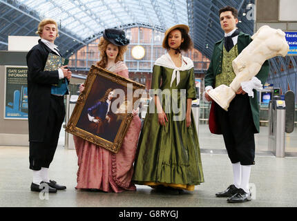 (Von links nach rechts) Darsteller wie Joseph Wright, Giorgiana Duchess of Devonshire, Lady Elizabeth Foster und Lord Byron fahren mit dem Zug vom Bahnhof Kings Cross St Pancras in London ab, um auf die Grand Tour zu gehen, die Nottingham Contemporary, Chatsworth, Derby Museum und die Harley Gallery in Welbeck umfasst. Jeder wird die Grand Tour feiern, indem er sowohl zeitgenössische Werke als auch alte Meister ausstellt. Stockfoto