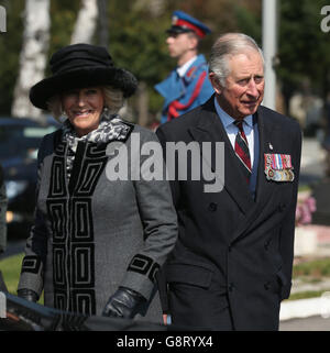 Der Prinz von Wales und die Herzogin von Cornwall verlassen, nachdem er am dritten Tag ihrer Reise auf den Balkan einen Kranz in der Gedenkkrypte der Belgrader Verteidiger in Belgrad, Serbien, niedergelegt hat. Stockfoto