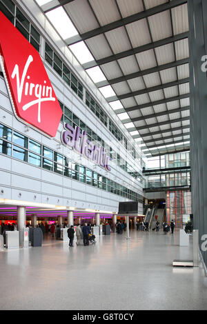 Innere des Terminal 3 am Flughafen London Heathrow. Küken zeigt im Bereich und große Virgin Atlantic-logo Stockfoto