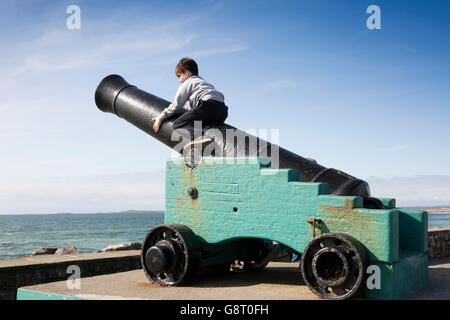 Irland, Co. Sligo, Strandhill, Kind spielt auf Meer Kanone Stockfoto