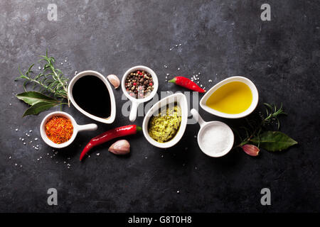 Kräuter, Gewürze und Gewürzen auf Stein Hintergrund. Ansicht von oben Stockfoto