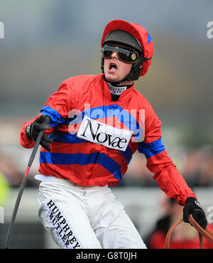 Nico de Boinville feiert nach dem Gewinn der Betway Queen Mutter Champion Chase mit Sprinter Sacre während des Ladies Day des Cheltenham Festival 2016 auf der Cheltenham Rennbahn. Stockfoto