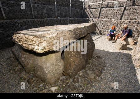 Irland, Co. Sligo, Carrowmore Megalith Friedhof, Besucher im Inneren zentralen Stein Grab cairn Stockfoto