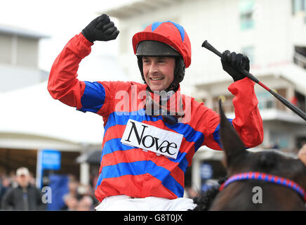 Nico de Boinville feiert nach dem Gewinn der Betway Queen Mutter Champion Chase mit Sprinter Sacre während des Ladies Day des Cheltenham Festival 2016 auf der Cheltenham Rennbahn. Stockfoto