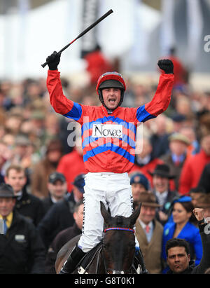 Nico de Boinville feiert nach dem Gewinn der Betway Queen Mutter Champion Chase mit Sprinter Sacre während des Ladies Day des Cheltenham Festival 2016 auf der Cheltenham Rennbahn. Stockfoto