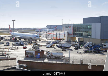 Eine Virgin Atlantic Airbus A340 ist vorbereitet und am Terminal 3 im Londoner Flughafen Heathrow geladen. BA Boeing 747 im Hintergrund Stockfoto