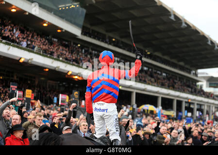 Nico de Boinville feiert nach dem Gewinn der Betway Queen Mutter Champion Chase mit Sprinter Sacre während des Ladies Day des Cheltenham Festival 2016 auf der Cheltenham Rennbahn. Stockfoto