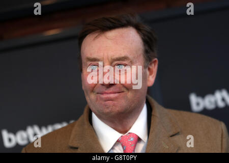 2016 Cheltenham Festival - Ladies Day - Cheltenham Rennbahn. Trainer Nicky Henderson beim Ladies Day des Cheltenham Festivals 2016 auf der Pferderennbahn Cheltenham. Stockfoto