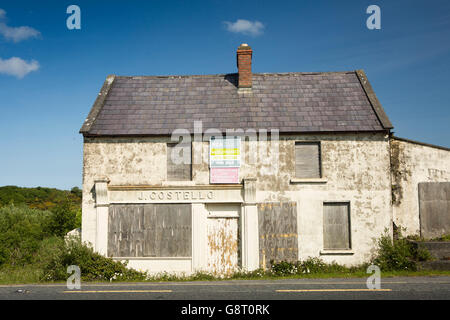 Irland, Co. Sligo, Grange, J Costello Shop, leer, an Bord und für Verkauf, Wirtschaft am Rande des Dorfes Stockfoto