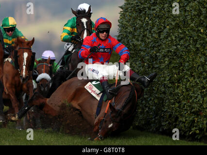 Balthazar King geritten von Jockey Richard Johnson fällt während der Glenfarcla Chase während Ladies Day des Cheltenham Festival 2016 auf der Cheltenham Rennbahn. Stockfoto