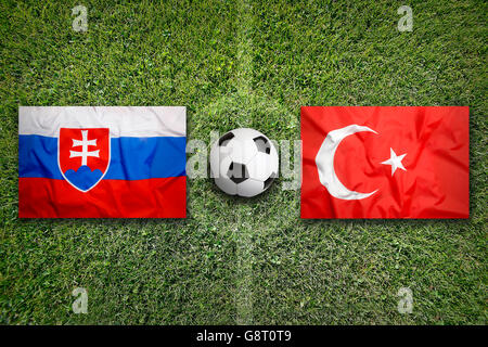 Slowakei vs. Türkei Flaggen auf grüne Fußballplatz Stockfoto
