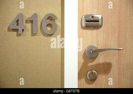 Nahaufnahme einer modernen Hotel-Tür zeigt Karten-Schlüssel betrieben Zugangskontrolle neben Nummernzeichen Metall-Zimmer Stockfoto