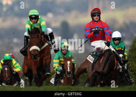 Balthazar King geritten von Jockey Richard Johnson (rechts) fällt während der Glenfarcras Chase während des Ladies Day des Cheltenham Festivals 2016 auf der Cheltenham Rennbahn. Stockfoto