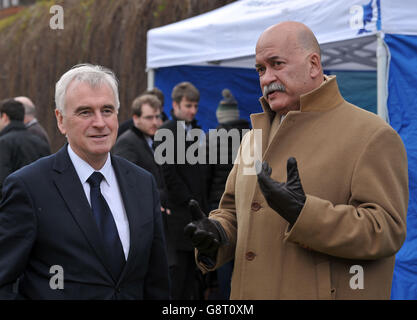 BBC Radio 5 Live der politische Chefkorrespondent John Pienaar (rechts) spricht mit dem Schattenkanzler John McDonnell vor dem Parlament, nachdem er dem Haushalt von Bundeskanzler George Osborne folgt. Stockfoto