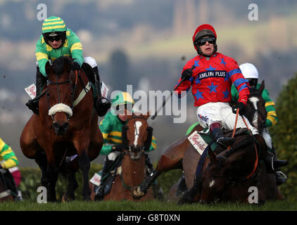 Balthazar King geritten von Jockey Richard Johnson (rechts) fällt während der Glenfarcras Chase während des Ladies Day des Cheltenham Festivals 2016 auf der Cheltenham Rennbahn. Stockfoto