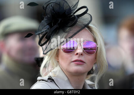 Eine weibliche Rennfahrerin während des Ladies Day des Cheltenham Festivals 2016 auf der Cheltenham Rennbahn. Stockfoto