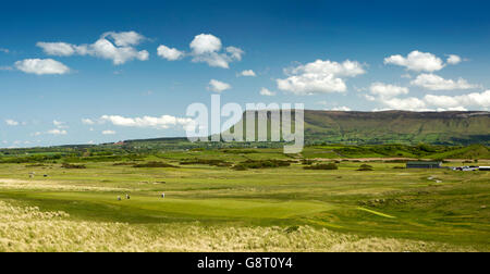 Irland, Co. Sligo, Rosses Point, Benbulben und Dartry Mountains aus auf den Golfplatz, Panorama Stockfoto