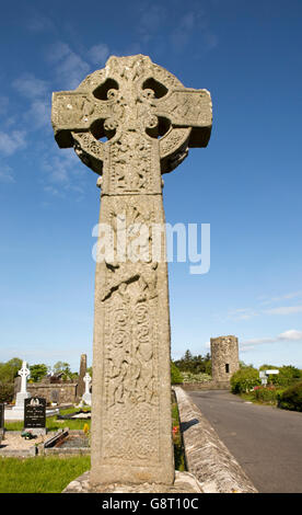 Irland, Co. Sligo, Gegend, St. Columbas Churchyard, hohe Kreuz und Rundturm Stockfoto