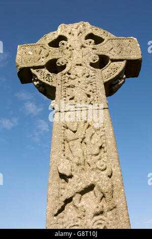 Irland, Co. Sligo, Gegend, St. Columbas Churchyard, alten hohen Kreuz Stockfoto