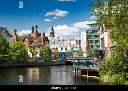 Irland, Co. Sligo, Sligo, Yeats Memorial Building und Hyde Brücke über den Fluss Garavogue Stockfoto