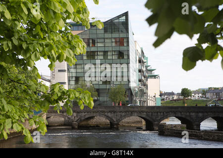 Irland, Co. Sligo, Sligo, Glasshouse Hotel und Hyde Brücke über den Fluss Garavogue Stockfoto