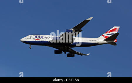 Flugzeug Stock - Flughafen Heathrow. Eine Boeing 747-436 von British Airways mit der Registrierung G-CIVP landet in Heathrow Stockfoto