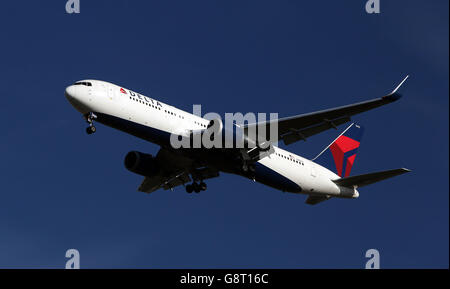 Flugzeug Stock - Flughafen Heathrow. Eine Boeing 767-332(er)(WL) der Delta Air Lines von N1603 landet in Heathrow Stockfoto
