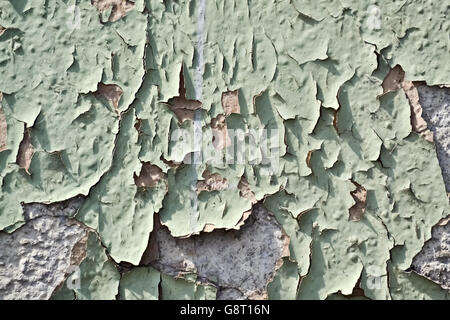 Ausschnitt aus einer Wand in einem schlechten Zustand aufgrund schlechter Qualitätsmaterial Stockfoto