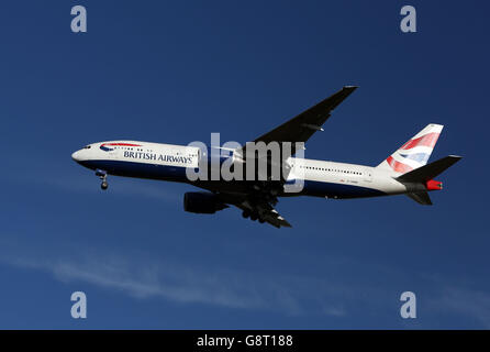 Flugzeug Stock - Flughafen Heathrow. Eine Boeing 777-236(er) von British Airways mit der Registrierung G-YMMN landet in Heathrow Stockfoto