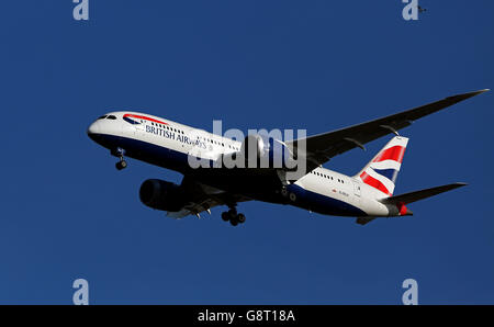 Flugzeug Stock - Flughafen Heathrow. Ein Boeing 787-8 Dreamliner von British Airways mit der Registrierung G-ZBJA landet in Heathrow Stockfoto