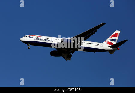 Eine Boeing 767-336(er) von British Airways mit der Registrierung G-BZHB Landet in Heathrow Stockfoto