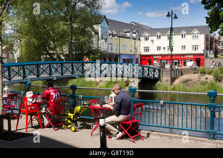 Irland, Co. Sligo, Sligo, Rock Holz Parade, al Fresco Diners neben Fußgängerbrücke über den Fluss Garavogue Stockfoto